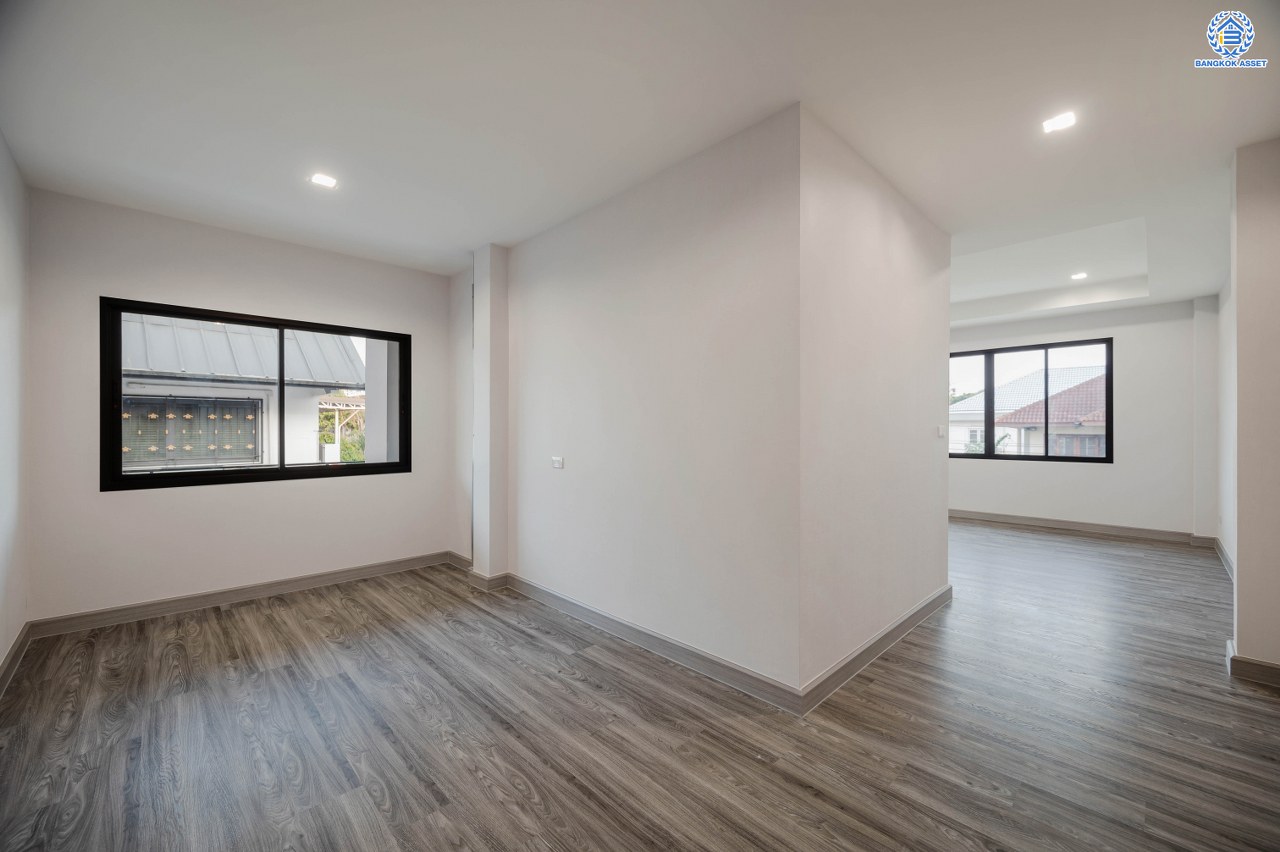 บ้านมือสองตกแต่งใหม่ โครงการ กฤษดานคร20 ปิ่นเกล้า-บรมราชชนนี เนื้อที่ 118 ตร.ว. พื้นที่ใช้สอย 612.6 ตร.ม. พร้อมฟังก์ชันจัดเต็ม 4 ห้องนอน 4 ห้องน้ำ 1 ห้องแม่บ้าน จอดรถได้ 3 คัน บนทำเลเชื่อมต่อเมืองอย่างรวดเร็ว ใกล้ทางคู่ขนานลอยฟ้าบรมราชชนนี ทางด่วน "กาญจนาภิเษก" ม.มหิดล เซ็นทรัลปิ่นเกล้า และตลาดสดธนบุรี